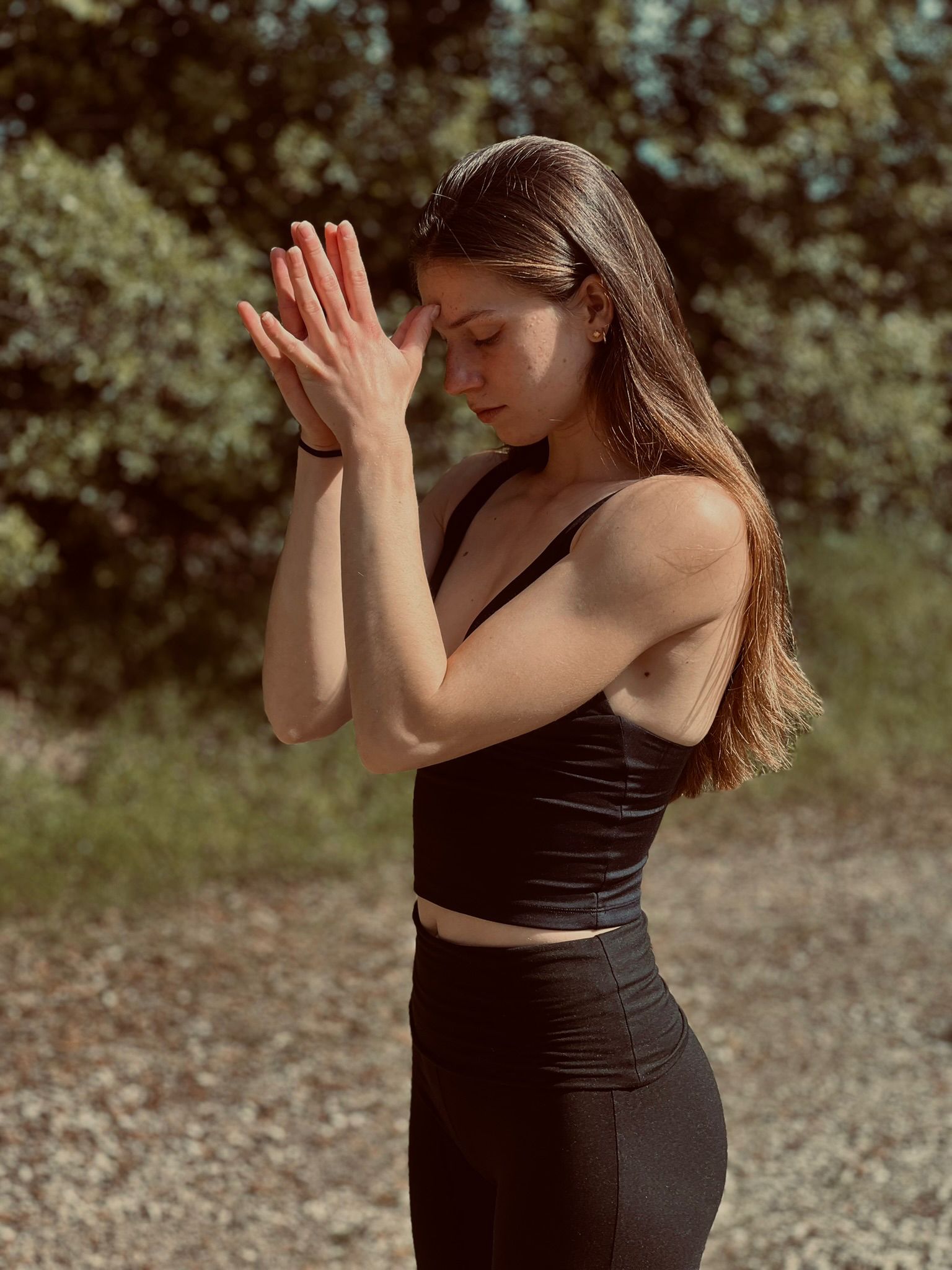 Clémence, fondatrice du studio Align Yoga, enseignant le yoga