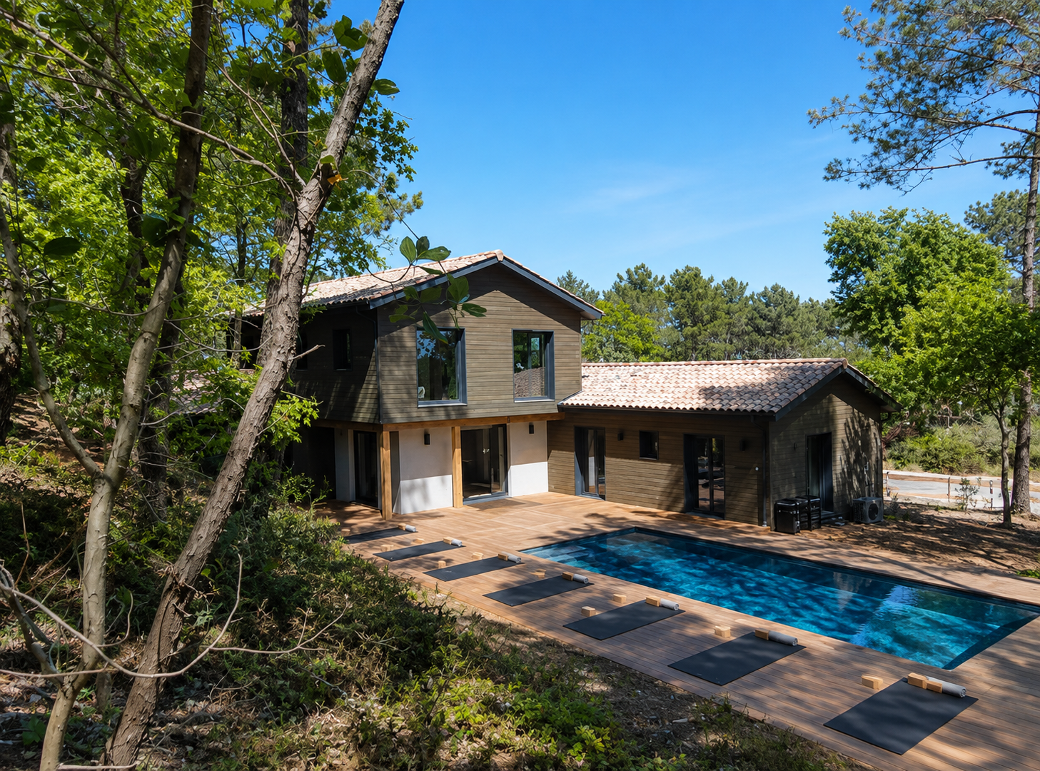 Extérieur de la maison au cœur de la forêt landaise